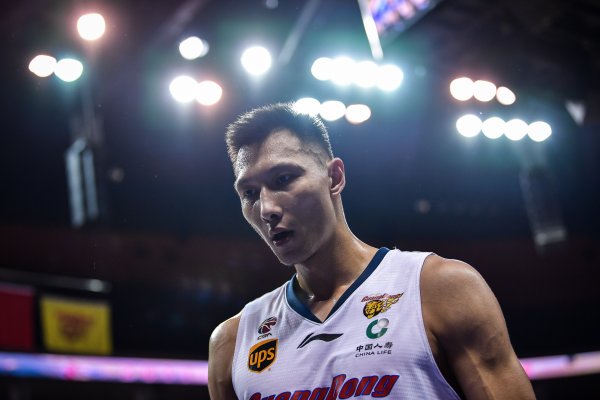 Hôm nay 2 năm trước: Yi Jianlian tuyên bố nghỉ hưu trên phương tiện truyền thông xã hội cá nhân của 