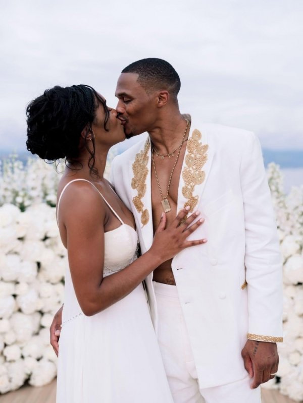 Westbrook đã đăng những bức ảnh cưới của vợ anh ấy: Chúc mừng kỷ niệm 10 năm! Chúc chúng ta ngày kỷ niệm nhiều hơn