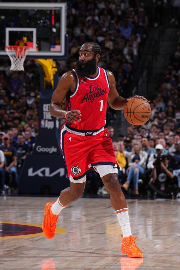HARDEN: Thành tích cá nhân của tôi có đầy đủ các Clippers hiện tại rất mạnh mẽ và khỏe mạnh. Đây là 