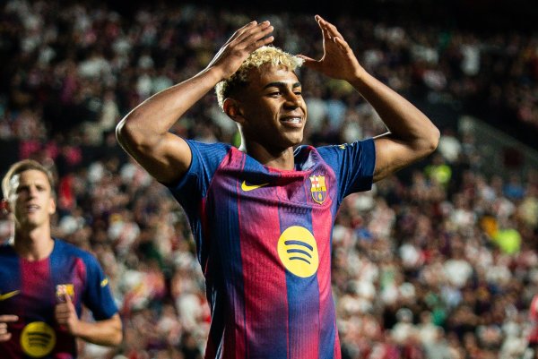 Xavi: Yamal chắc chắn sẽ giành được giải thưởng Golden Ball trong tương lai và Busquets luôn duy trì