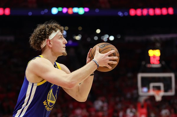 Hãy vui vẻ ngay hôm nay! Podemski thực hiện 6% trong số 8 cú sút trong hiệp thứ ba và ghi được 26 trong số 26 quả ba điểm. Anh ghi được 14 điểm và 3 pha kiến ​​​​tạo trên 2 trong 4 quả ba điểm.