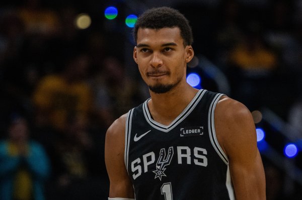 Thực sự trở thành một người bảo vệ quan điểm? Wenbanyama mắc 4 sai lầm trong hiệp 1 và 26% trong số đó bị cướp và phản công, ghi 7 điểm, 4 rebound và 2 kiến ​​tạo.