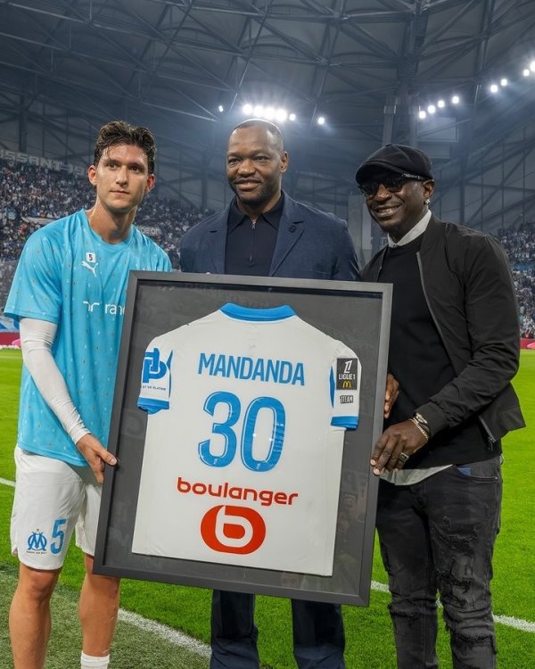 Tribute được chấp nhận! Thủ môn 40 tuổi đã giải nghệ Mandanda trở lại sân nhà Marseille và nhận áo đấu kỷ niệm