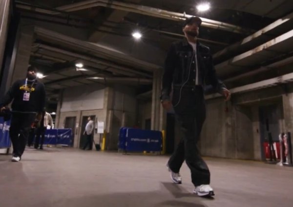 Mùa giải thứ 17 trong sự nghiệp của anh! Curry bước vào trong trang phục quần jean, đeo tai nghe và lắc đầu