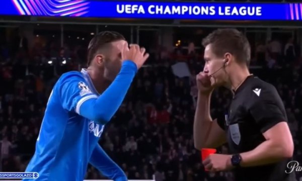 Cho thấy trọng tài suy nghĩ không kỹ hay cho rằng đối phương chạm bóng bằng đầu? Luca dùng tay sờ trán mình một cách điên cuồng cho đến khi nó chuyển sang màu đỏ.