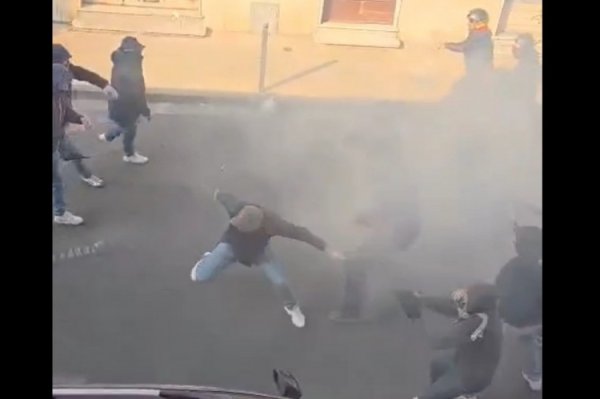 Người hâm mộ Pisa và Verona đã xung đột dữ dội và bị cấm tham dự các trận sân khách trong ba tháng tới.