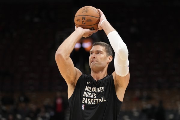 Hãy cố gắng hết sức! Lopez thực hiện 5 trong số 11 quả ba điểm trong 17 phút vào sân thay người, đóng góp 15 điểm và 3 rebound.