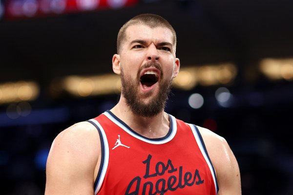 Zubac: Khi đối đầu với đội hình nhỏ, tôi trừng phạt họ ở vị trí thấp và tạo cơ hội cho đồng đội khi phối hợp đôi.