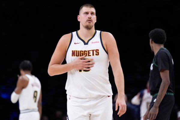 Triple-double này sẽ ổn định trở lại! Jokic ghi được 11 điểm khi thực hiện 5/8 cú sút trong hiệp một, với 7 rebound, 6 kiến ​​​​tạo và 1 cú sút.