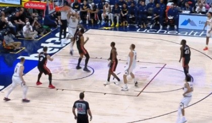 Ném bom vũ khí hạng nặng! Gordon trượt xuống cuối sân để nhận đường chuyền từ Jokic và hoàn thành mộ