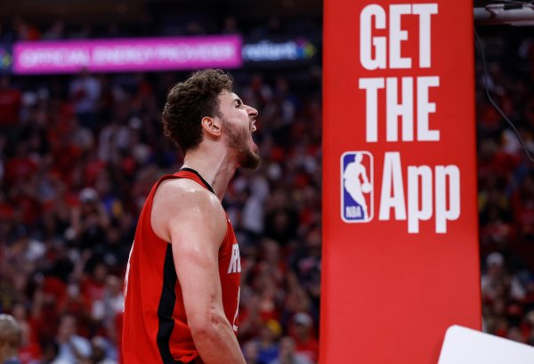 Uduka: Shen Jing gần như đã bảo vệ anh ta một chọi một trước &, điều này khiến anh ta rất khó ch