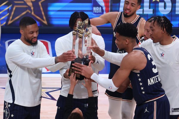 All-Star USA vs. Thế giới. Cổ động viên Mỹ đề nghị: Không cho phép ném ba điểm. Đội thắng sẽ có lợi 