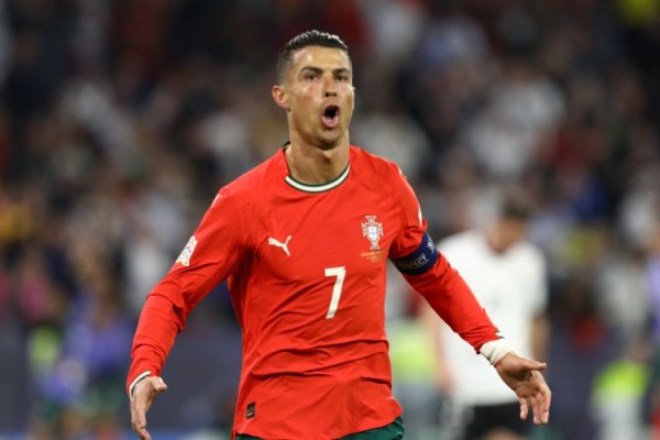 Trong trận đấu quốc tế thứ 226 thay mặt đội tuyển Bồ Đào Nha, Ronaldo lần đầu tiên bị đuổi khỏi sân 