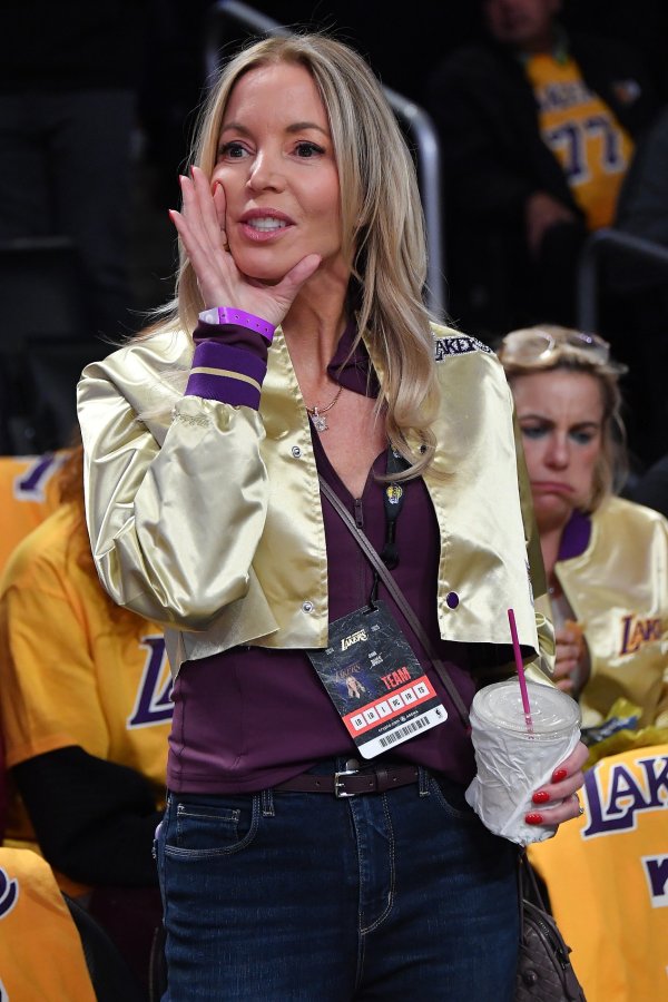 Đấu trường: Lakers yêu cầu Cavaliers 77 để bán đội. ＂Tôi sẽ bán đội với giá cao và giá trị thị trườn