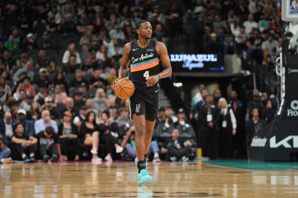 Nếu tôi bắt được bạn, tôi sẽ đánh bạn bằng mọi cách! Hàng phòng ngự của Kings đầy lỗ hổng và Spurs đ