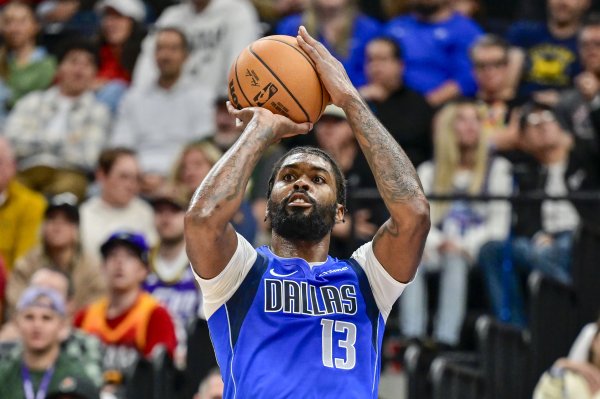 Hỏa hoạn từ bên ngoài! Marshall ghi được 11 điểm khi bắn 4/5 trong hiệp đầu tiên và 3/4 từ cự ly 3 đ